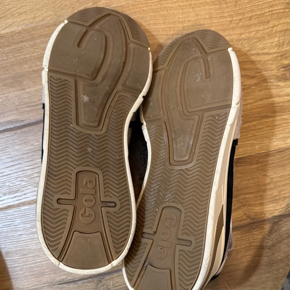 Gola Women’s Sneakers in Beige and Navy - Picture 7 of 10